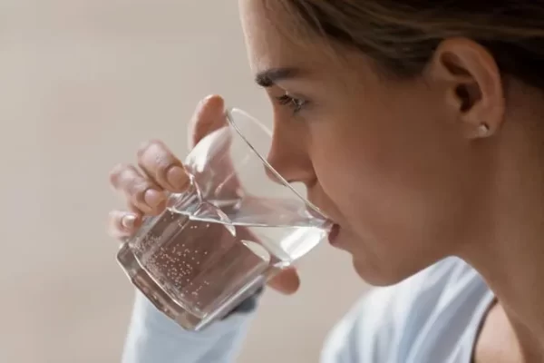 8 Extraordinary Benefits derived from drinking a glass of warm water a day